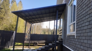 Односкатный навес-пристройка из профнастила над входом в дом Односкатный навес-пристройка из профнастила над входом в дом