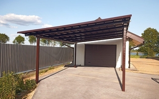 Односкатный навес из профнастила перед гаражом Односкатный навес из профнастила перед гаражом